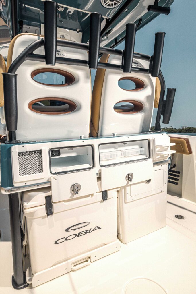 Cobia 265 CC Open helm storage