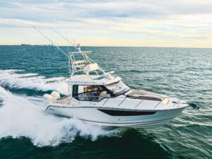 Boston Whaler 265 Conquest on the ocean