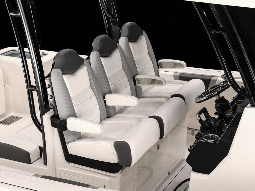 Robalo R300 helm seating