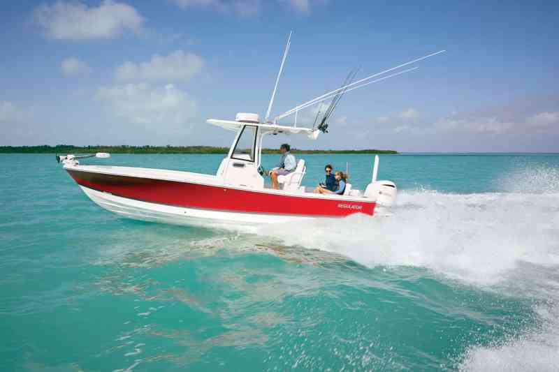 Regulator 26 XO in turquoise waters