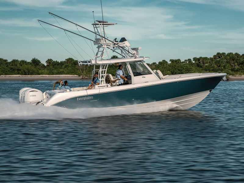 SWS625-Everglades-375-1 Everglades 375CC running to fish