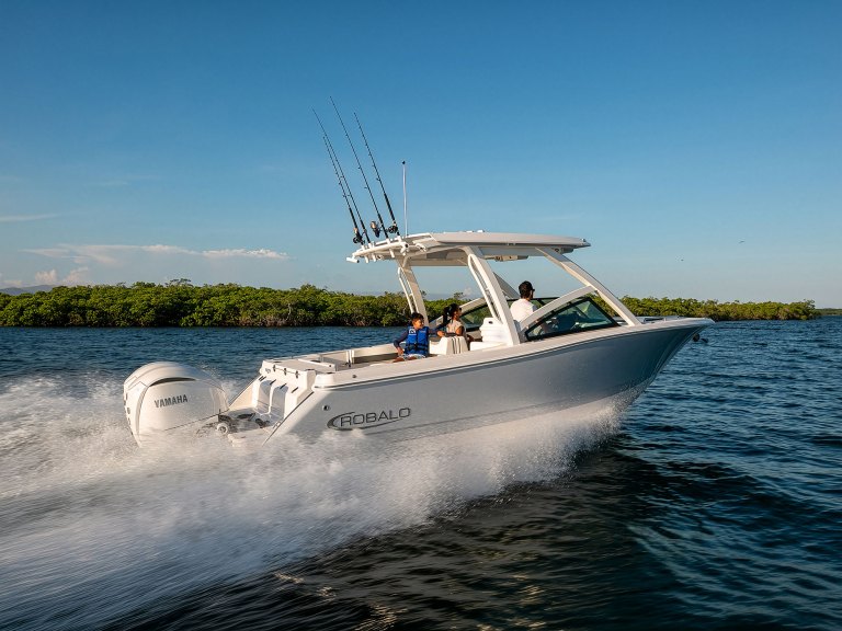 SWS426-Robalo-R277-DC-1 Robalo R277 DC running near shore