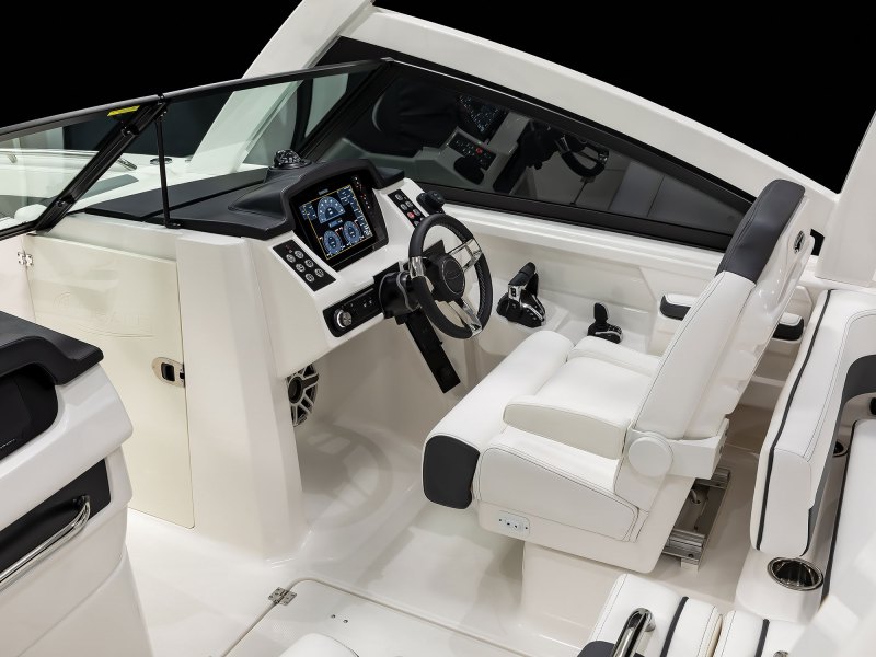Robalo R277 DC helm